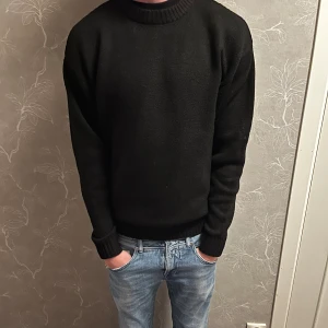 Stickad sweatshirt  - Säljer en stilren stickad tröja ifrån Jack & Jones i storlek S. Helt ny aldrig använd så 10/10 skick. Nypris: 499kr Modell 183cm
