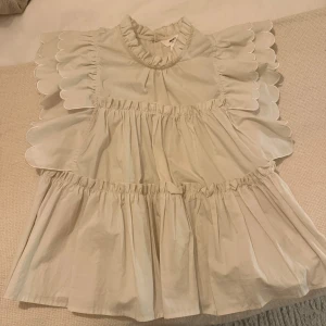 Blus - Säljer denna fina blus som tyvärr inte kommit till användning. Nypris 600 kr inga tecken på användning 