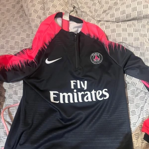 Hoodies  - Säljer psg tröjan 250 och samma med hoodrich tröjan, psg tröjan är storlek M och andra tröjan är storlek L tvättas såklart innan frakt 