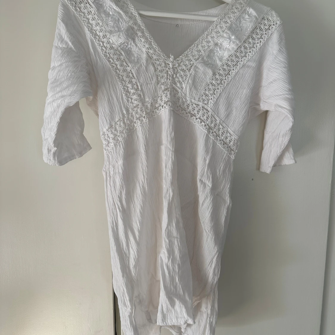 Vit klänning/morgonblus med spetsdetaljer