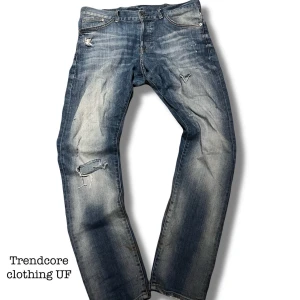 &Denim jeans straight fit (slitningar) - Riktigt feta jeans från &Denim| Storlek W32/L31| passar perfekt till vardagen|Nypris 599kr vårt pris 149kr|Hör av dig vid funderingar|Pris kan diskuteras|Mvh trendcore Clothing UF