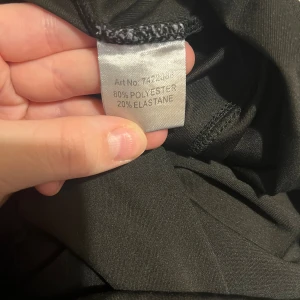 Farkkushortsit XXL - Siniset farkkushortsit. Ei vetoketjua, nappikiinnitys. Koko XXL. Vyötärön leveys n 47cm, haara-lahje n 40cm. Eläintalous MMM, lisätietoja saa kysymällä Katsothan myös muut ilmoitukseni Tarjoa 