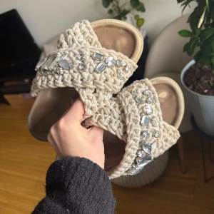 inuikii tofflor  - jätte fina vita tofflor från inuikii som tyvär blivit för små😚 slitna i sulan vid tårna och lite vid hälen men annars väldigt fina😃