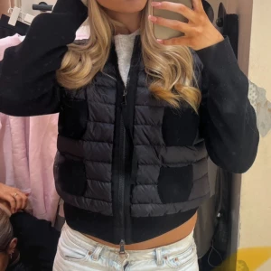 Moncler dam cardigan  - super fin svart moncler cardigan i mycket bra skick!! säljer då den inte faller mig i smaken längre och är sugen på något nytt💗 Nypris ca 9500kr, kan skicka äkthetsbevis om du är intresserad och även fler bilder💗