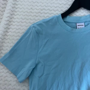 Blå T-shirt - Blå T-shirt från Bershka🩵 står strl M men sitter som en xs! 