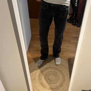 Svarta jeans från Acne Jeans 30/34 - Säljer ett par svarta jeans från Acne Jeans i storlek 30/34. Modellen heter ”Mic Black”.