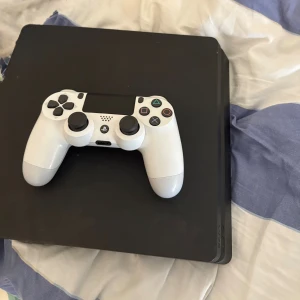 PlayStation 4 med tillbehör pris kan diskuteras - Säljer mitt PlayStation 4 Slim (CUH-20xx) med tillbehör. Allt fungerar som det ska och är redo att användas direkt! Konsolen är i bra skick, går tyst och levererar stabil prestanda. Perfekt för dig som vill ha en enkel och komplett setup utan att behöva köpa till något extra.  Med följer en vit original DualShock 4-handkontroll, en laddstation för två kontroller (jag behåller en själv så det finns plats för en extra om du har en till), en SteelSeries RGB gamingmus med belysning, samt ett belyst 