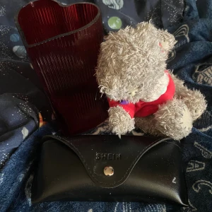Random saker från mitt ex - Röd glas vas i form av ett hjärta? En väldigt liten nalle där det står ”älskar dig så här mycket” med ett armband?  Glasögon från SHEIN som ska få alla ljus att se ut som hjärtan. Dom funkar men ser lite unika ut-