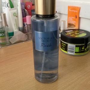 Victoria's Secret Rush Mist  - Säljer min Victoria secret mist med doften rush som jag inte vill ha mer. Mer än hälften är kvar. Perfekt till dig som vill ha den i billigt pris ❤️.