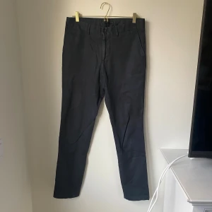 J.Lindeberg Kostymbyxor  - Exklusiva Byxor ifrån (J.Lindeberg) perfekta nu till hösten & Vintern 💸Pris:  [149kr] 👔Storlek: [31/32} ✨Skick: [8/10] midja-40cm innerbenet-79cm Tveka inte att kontakta oss vid frågor & funderingar! 