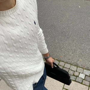 Vit Ralph lauren tröja - Använd en gång för att ta bild annars helt ny. Alla lappar kvar. Storlek S men mer som en M. Skickar tröjan samma dag. Skicka gärna ett prisförslag.