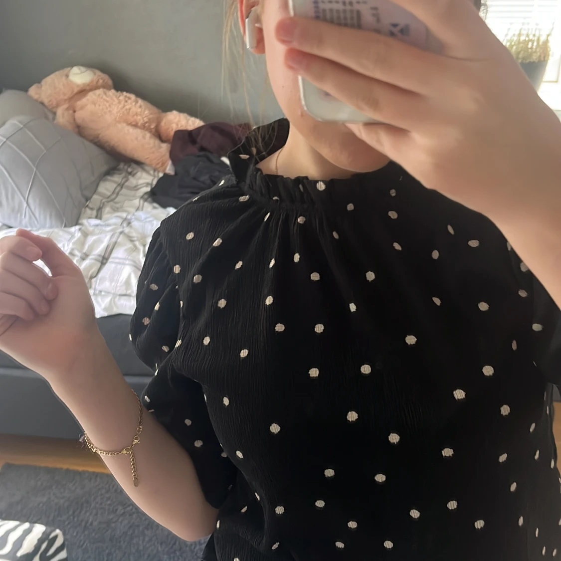 Svart prickig blus med puffärm - 2