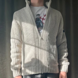 Fodrad cardigan - Beige  - Tja! Säljer denna otroligt mysiga fodrade cardigan som passar otroligt bra nu under kyligare dagar! Vid minsta fråga eller fundering hör av er🤝🏼
