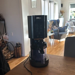 Ninja Ice Cream Maker - Ninja Ice Cream Maker i mycket fint skick. Flera program för glass, sorbet, gelato, milkshake och smoothie bowl. Levereras med extra behållare. Perfekt för hemmagjord glass och desserter. Inga synliga defekter eller slitage.