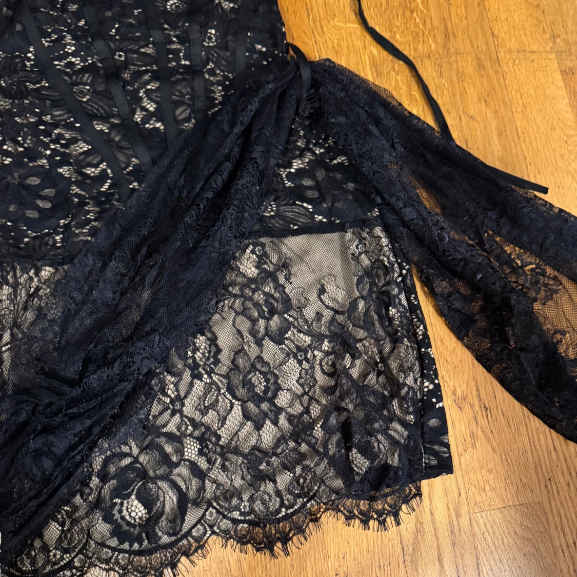 Svart spetsklänning med snörning - 3