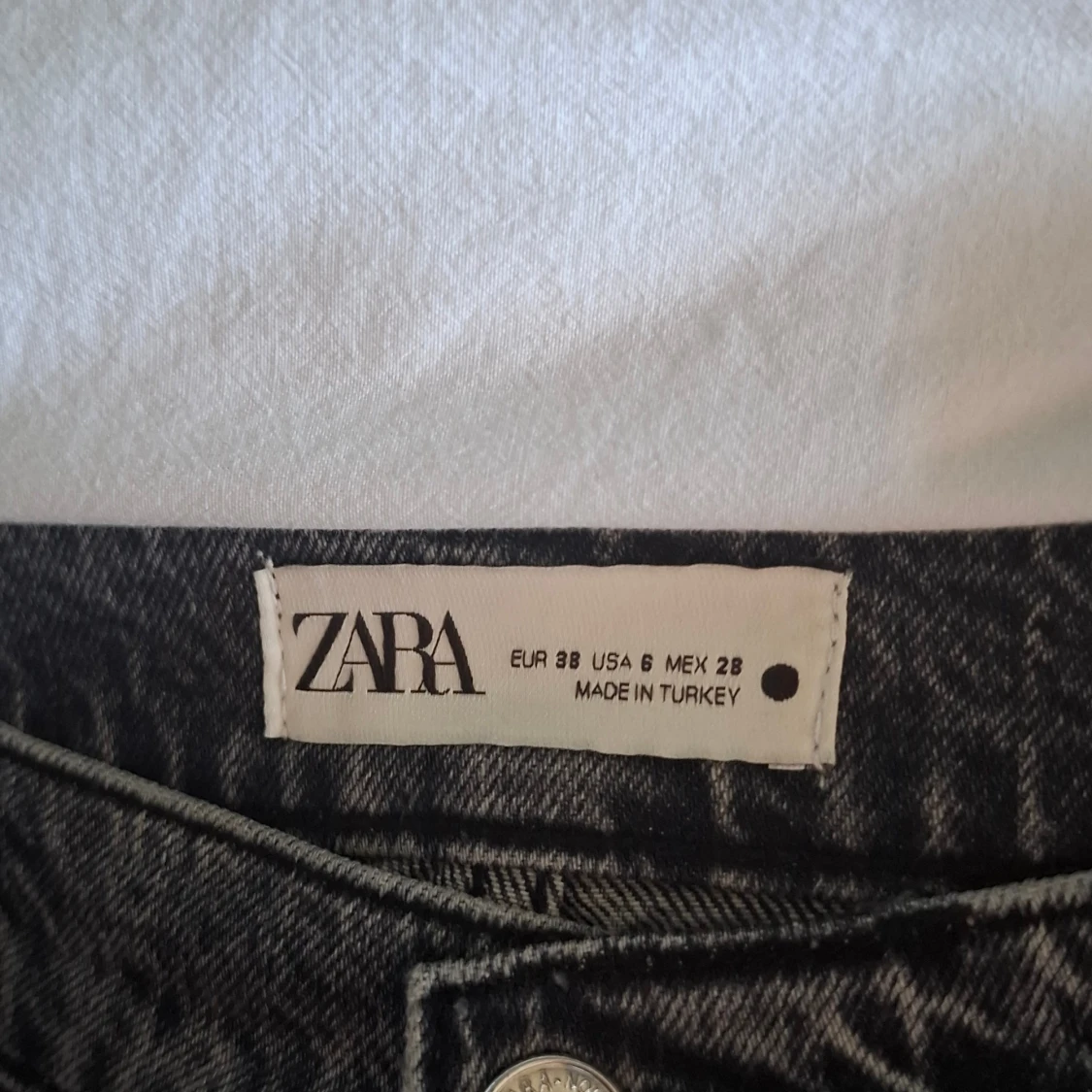 Gråa raka jeans med råa kanter - 4