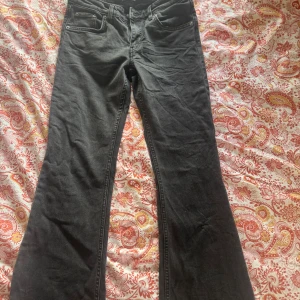 Svarta bootcut jeans från 157, S short - Svarta jeans från 157 i modellen Low Boot med låg midja. Storlek S. Använt fåtal gånger och är bra i storleken.