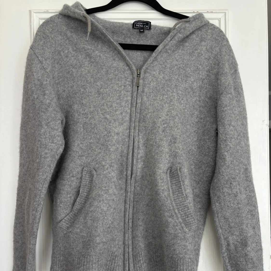 Grå hoodie i kashmir från CASHMERE.CH