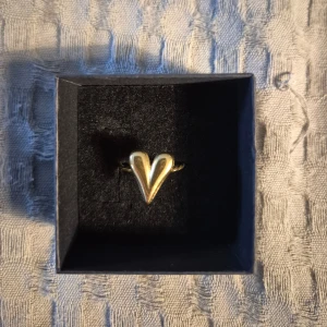 Guld ring  - GRATIS GÅVA MED VARGE ORDER!! Supertrendig stockholmsstil tjejer, ring guld. Vinter ring smycke. Gjord av stål, jag svarar och skickar alltid snabbt!