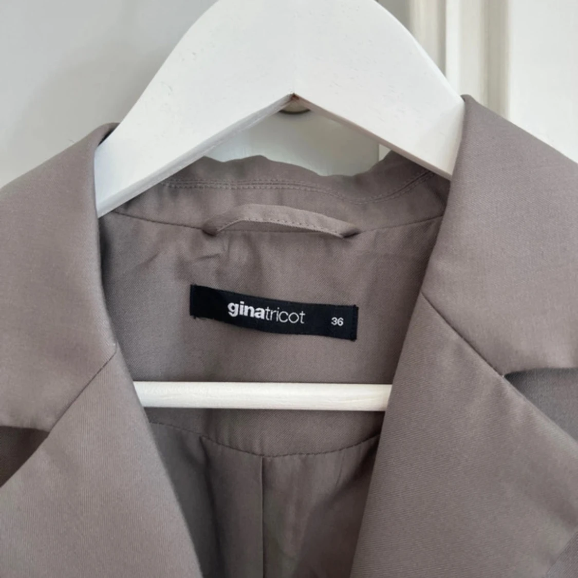 Grå croppad kavaj från Gina Tricot - 2