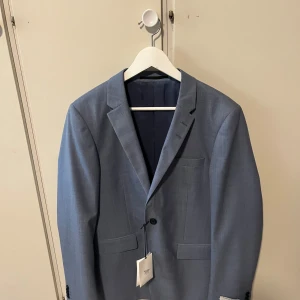 Blå kavaj Tiger of Sweden - Snygg blå kavaj från Tiger of Sweden. Helt ny icke använt. Pris lappen finns fortfarande kvar (original pris 3699 sek)