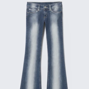 Blå bootcut jeans med ljusa partier - Knappt använda blå CheapMonday jeans, strl 31/32. Nypris 400kr!