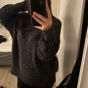 Mörkgrå stickad tröja - Mysig stickad tröja i storlek L. Tröjan är ifrån Lager 157, och säljs då den inte längre används. Den är i bra skick 😇