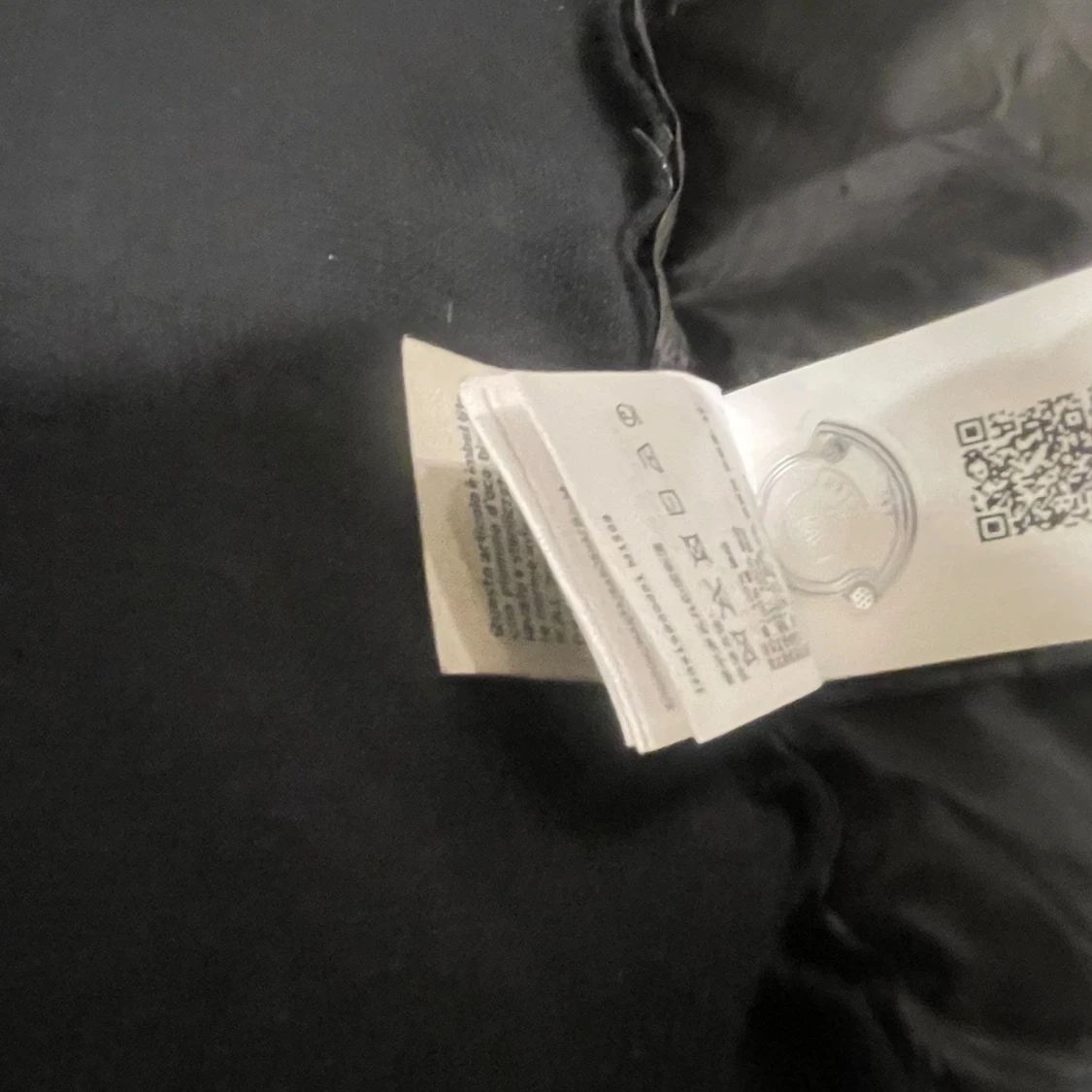 Svart Moncler dunjacka med huva - 2