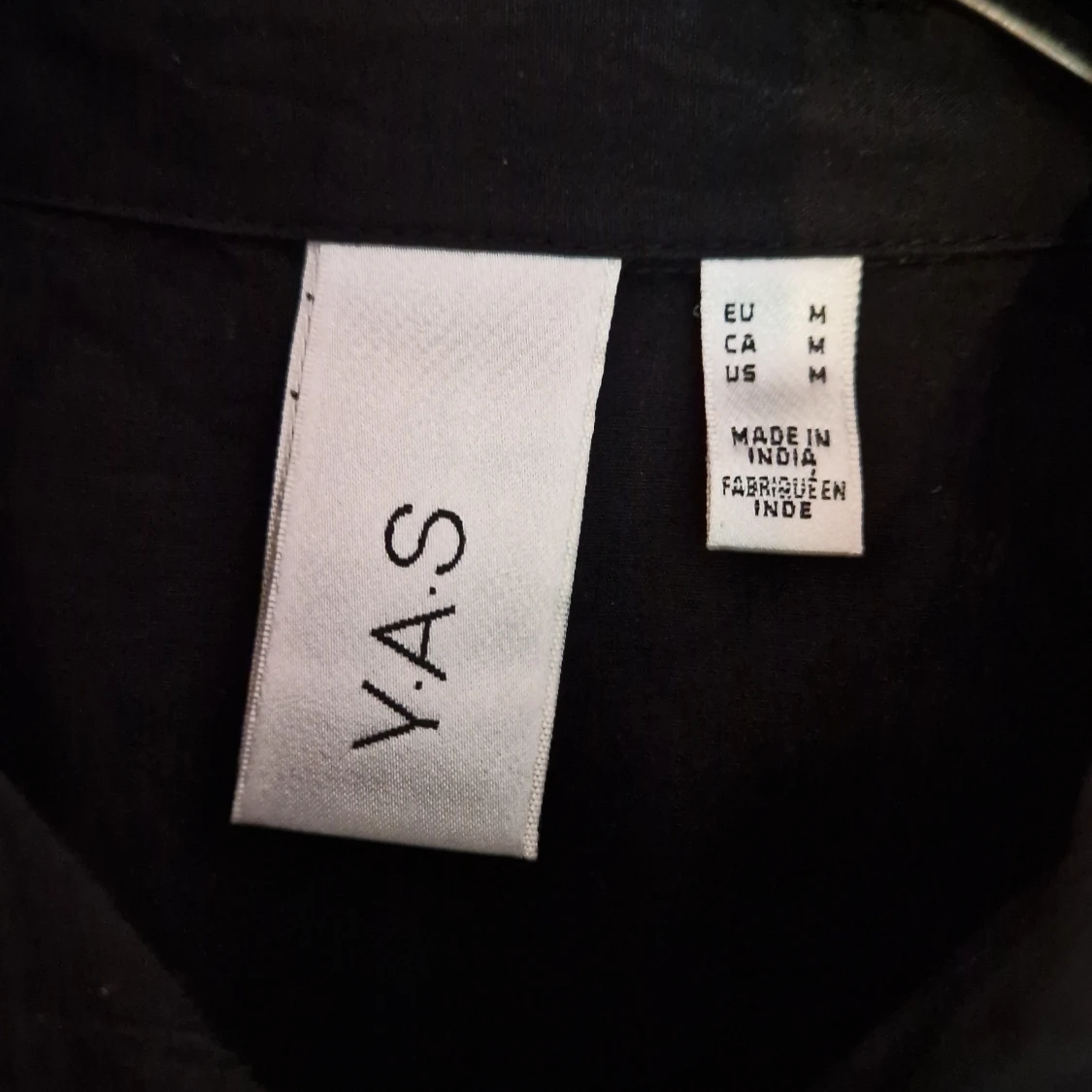 Svart skjorta med volangdetaljer - 4