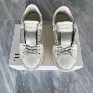 Valentino Garavani sneakers i vitt och silver - Snygga valentinos. Skriv vid frågor