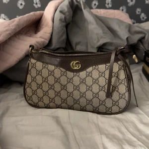 Gucci väska - Jättefin och får plats med mycket grejer i den, lite rostig på kedjan som ni ser på andra bilden. Man får med ett annat band till väskan också som man kan byta ut emot kedjan och Gucci lådan tillkommer också🤍