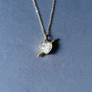 Gold & White Arrow Heart - 45 cm. Rostfri