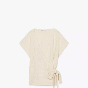 Zara blus - Superfin beige omlottopp från Zara med korta ärmar och knyt i sidan. Aldrig använd med prislappen kvar!💓💓