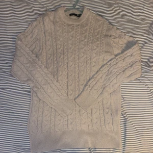 2 Stickade tröjor  - Två stickade tröjor i storlek M