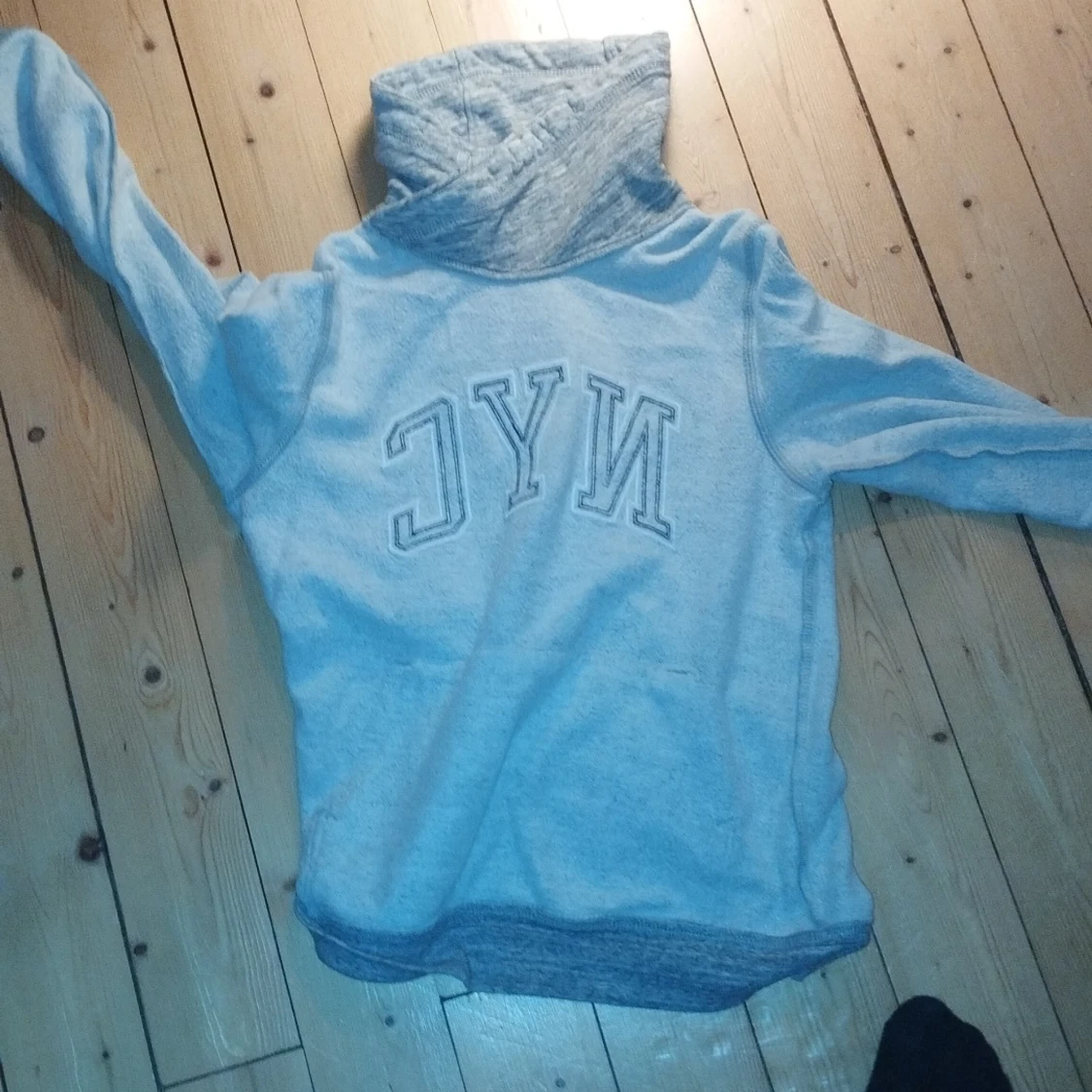 Grå hoodie NYC från L.O.G.G. - 4