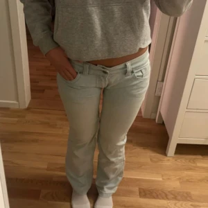 Ljusblå bootcut jeans - Jättefina ljusblå jeans med låg midja😊De är sydda från highwaist till low waist, bilderna är inte mina💕