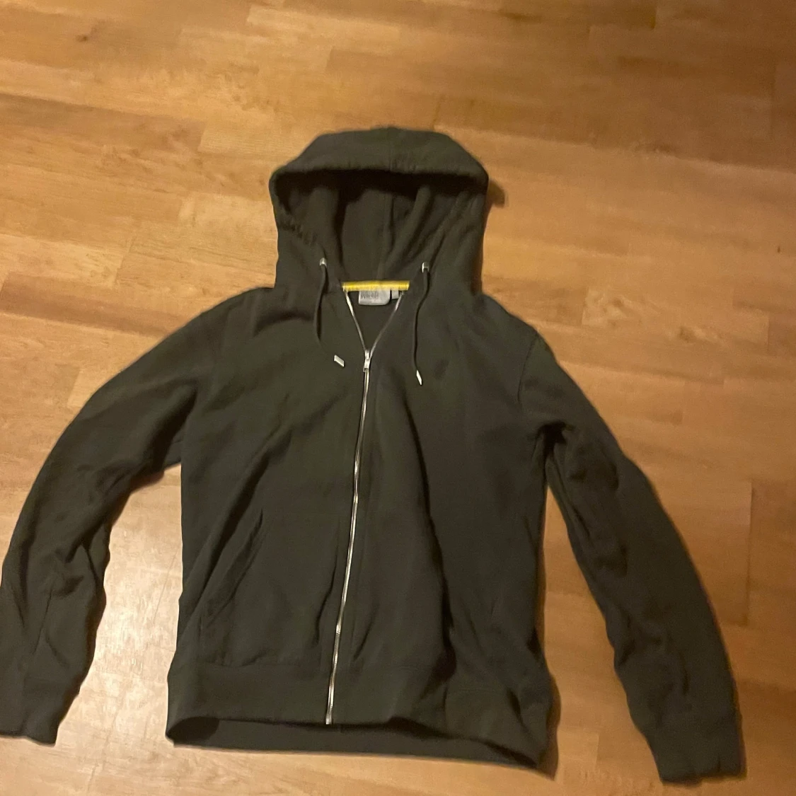 Mörkgrön hoodie från WESC med dragkedja