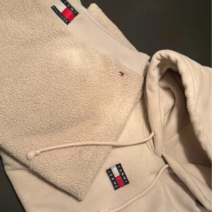 Beige hoodie och mjukis  från Tommy hilfiger  - Säljer en beige hoodie från Tommy hilfgier med mjuk fleece och klassisk huva. Byxorna är i teddytyg.  Nypris: 2300