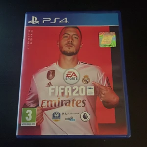 FIFA 20 PS4 - FIFA 20 till PlayStation 4 i fint skick. Komplett med originalfodral och skiva utan synliga repor. Upplev populära spellägen som Volta Football och Ultimate Team. Perfekt för fotbollsfans som vill spela med världens största ligor och lag.
