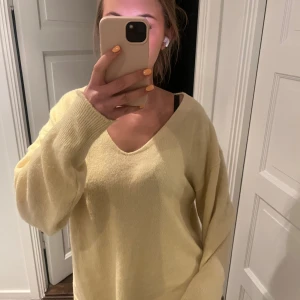 Ljusgul stickad v-ringad tröja - Supersöt gul stickad tröja, aningens oversized. Strl M från HM. Den är iprincip ny, endast använd en gång. Nyskick! 