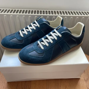 Maison Margiela GATS - Maison Margiela GATS | Mörkblå | Strlk 44           Skicket är näst intill nytt, allt OG medföljer ✅   Tveka inte o skriva vid någon fundering 🙌