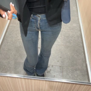 Blå bootcut jeans med låg midja - Säljer ett par klassiska blå jeans med bootcut-modell och låg midja, skriv för fler frågor eller bilder 💗