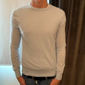 Stickad tröja från Tiger of sweden i linnemix - Riktigt skön o stilren Stickad tröja i linnemix från tiger of sweden nypris 1200kr. Han på bilden är 180 cm 73kg Storlek s sitter ganska slim💯Använd 1 gång