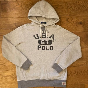 Ralph Lauren hoodie - Mycket fint skick utan defekter! Storlek L, sann storlek passar dig runt 185-195. Kom gärna med prisförslag eller andra frågor!