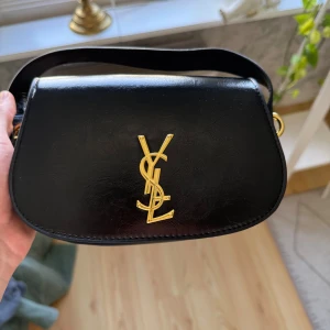 Saint Laurent Väska - Tjena! Säljer denna YSL / Saint Laurent väskan som är i topp skick och helt oanvänd!😊Denna väska tillhör inte mig utan min syster som inte blev nöjd med den då det blev fel model..🙃