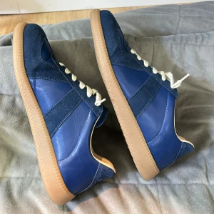 Maison Margiela Gats - Säljer eller byter mina feta blåa mm gats i storlek 43. Använda ett par gånger men väldigt bra skick. Fet färg och lätta att stylea. Vid frågor är det bara att skicka ett meddelande. Är intresserad av de mesta vid byte bara det är samma prisklass men kan ge eller ta emot pengar emellan. Så skicka det ni har för byten eller bud!