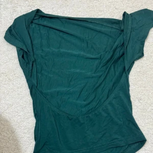 Backless top från Shein - Virala backless toppen från Shein😍 i en härlig grön färg. Passar både S & XS