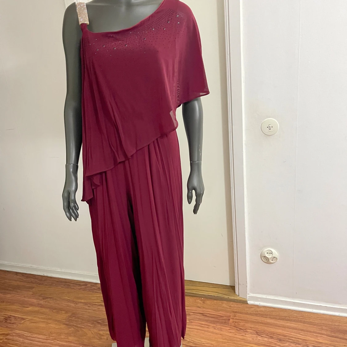 Vinröd långklänning med glittrig axel