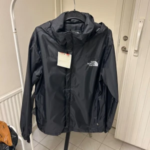 Svart vindjacka från The North Face - Snygg North Face jacka. Helt ny