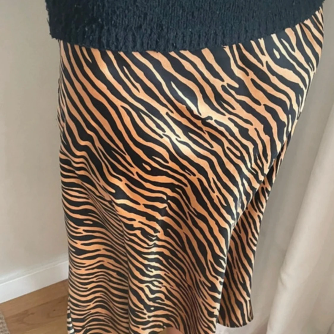 Zebramönstrad långkjol i satinlook - 1